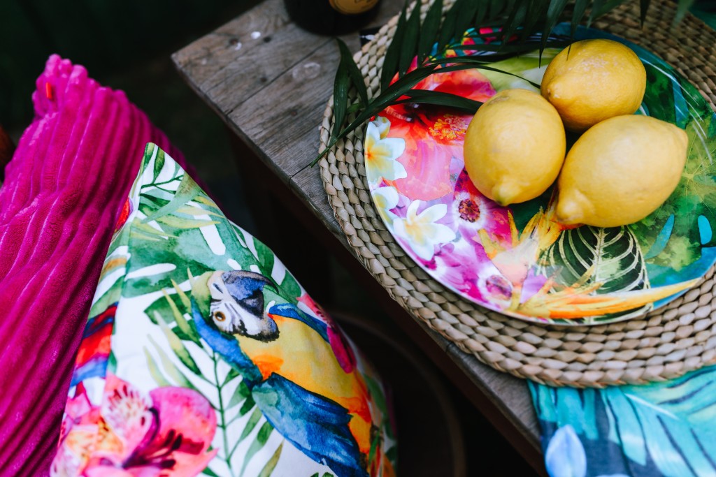kaboompics_Lemons on colorful plate, tropical pillows